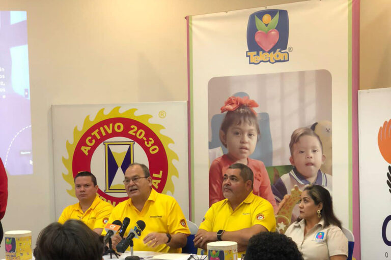 Fundación Teletón durante una conferencia de prensa en Managua